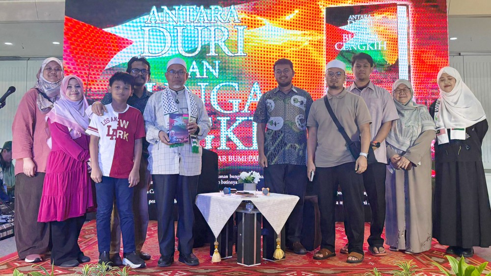 Novel “Antara Duri dan Bunga Cengkih” Dilancarkan di PBAKL 2025 2 adbc 2